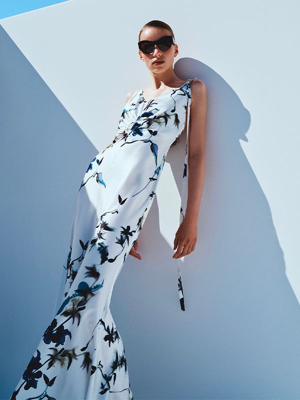 Kleider und Jumpsuits